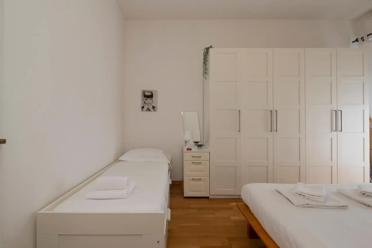 Luxury Flat Between Navigli And Duomo - Sambuco Milánó Apartman